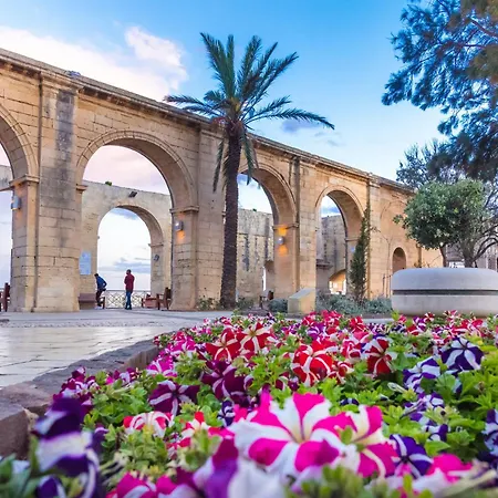 La88 Bayview Penthouse With Jacuzzi סליאמה